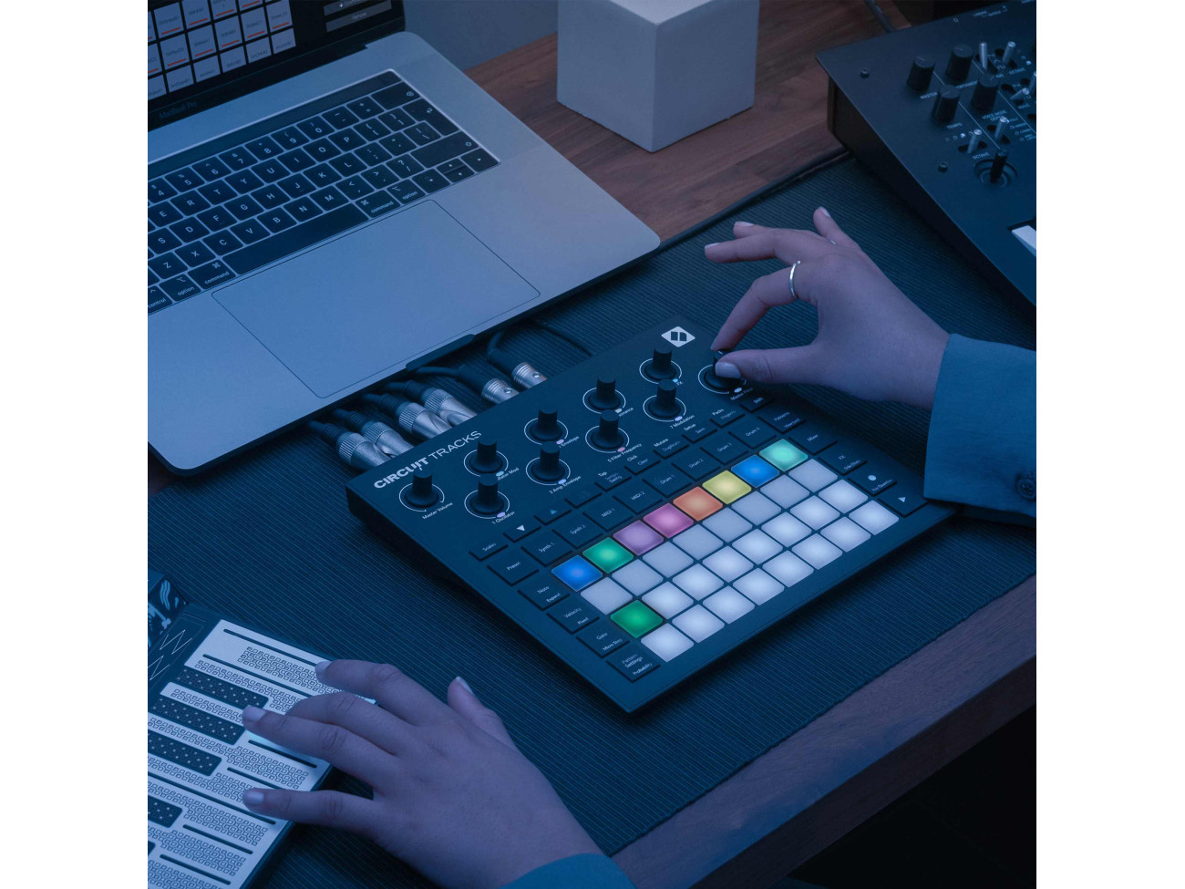 Novation Circuit Tracks・32GBカード付き Novation Circuit Tracks